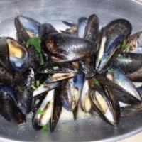 Pepata di Cozze · Mussels served in white or red sauce.