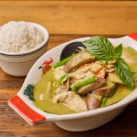 🥇Gaeng Kiew Warn 🌶 · Thai style green curry with bamboo shoot, basil leaves, carrot, eggplant, green bean and bel...
