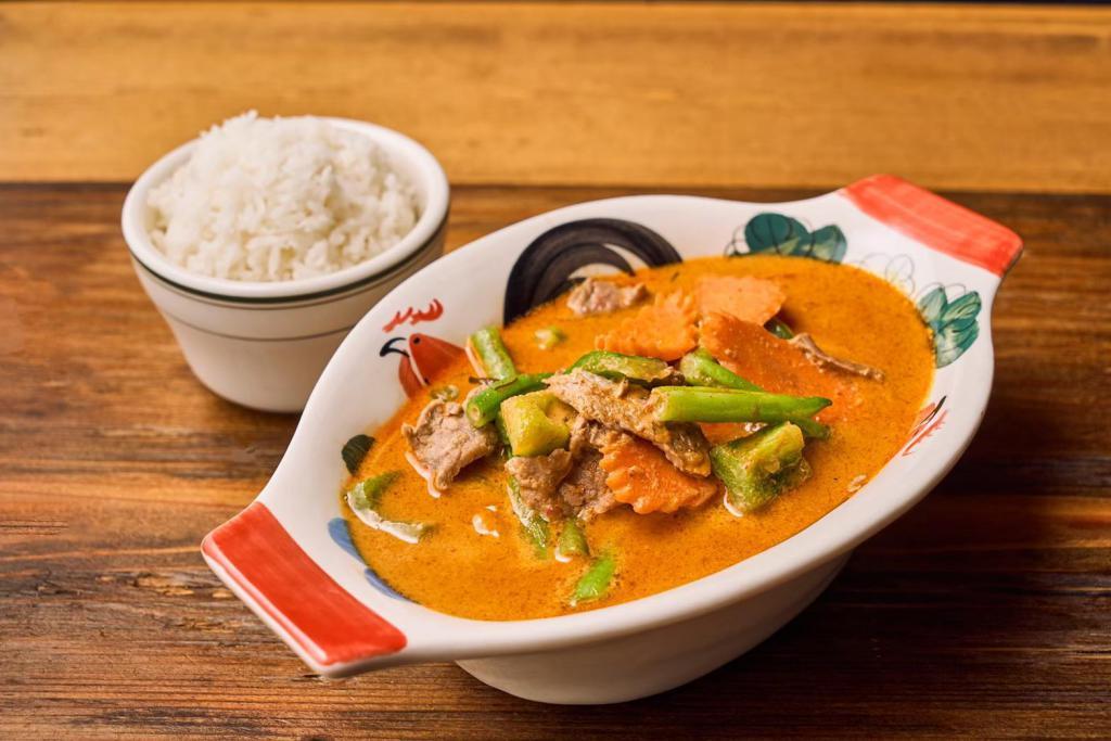 Gaeng Panang Curry 🌶 · Panang curry paste in coconut milk, bell pepper, carrot, peanut, green bean and basil leaves.