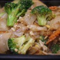 SN9. Pad C U Noodle · Stir-fried flat rice noodles with broccoli, carrot and egg in sweet soy sauce.