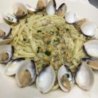 Linguini and Clams · Tossed in white clam sauce. Served with Garlic Knots