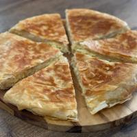 TRADITIONAL LAYERED Froze beef pie- bake at home  · 900 grams beef pie. Bake at home. Traditionally layered. Serves 3-4 people  
