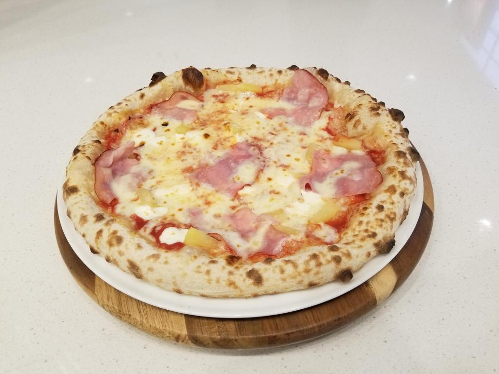 Hawaiian Pizza · Tomato, fresh mozzarella, ham, pineapple 