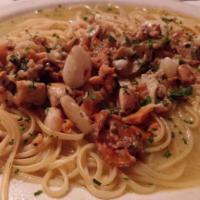 Linguini alla Vongole · white or red clam sauce