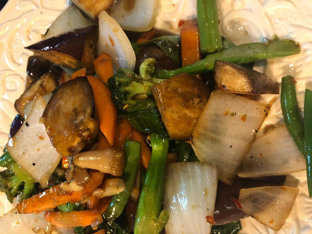 Garlic Oyster Sauce · Sauteed garlic, string bean, mushroom, onion, bell pepper, carrot, Chinese broccoli with oyster sauce. A choice of protein. Served with jasmine rice on side. Gluten free.