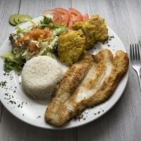 Filete de Tilapia a la Plancha · Grilled tilapia fillet. Served with rice, green plantain and salad.