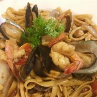 Tallarin Saltado de Mariscos · Sauteed seafood, onions, tomatoes and pasta.