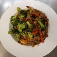 Pad See ew · Pan fried rice noodle with choice of meat, special soy bean sauce, egg, broccoli and carrot.