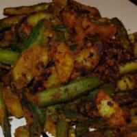 Bhindi Dopiaza · Tender cuts of okra cooked along with onions, garlic and tomatoes. Served with rice.