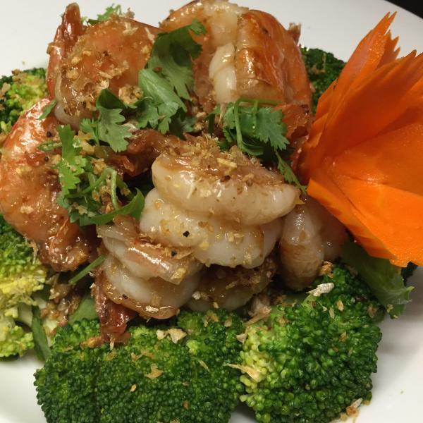 61. Garlic Prawns · Large tiger prawns sauteed with homemade fresh garlic sauce and black pepper and on a bed of broccoli, spinach and topped with cilantro. Served with jasmine rice.