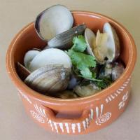Clams Bulhao Pato · Clams in a white wine sauce.