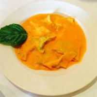 Ravioli Aurora · Homemade ravioli filled with ricotta and spinach in a light pink sauce. Vegetarian.