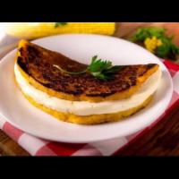 Cachapa con Queso · Sweet corn pancake with handmade cheese.