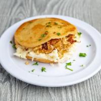 Perico Arepa · Scrambled eggs with onions, tomatoes and white cheese.