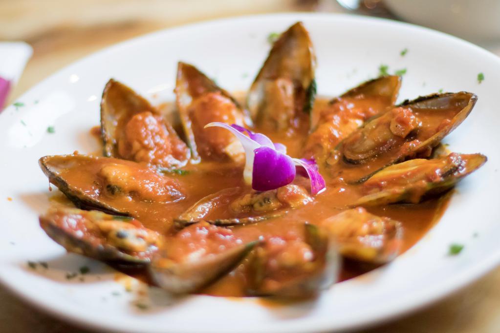 Zuppa de Mussels · Mussels served with your choice of tomato marinara sauce or white wine sauce.
