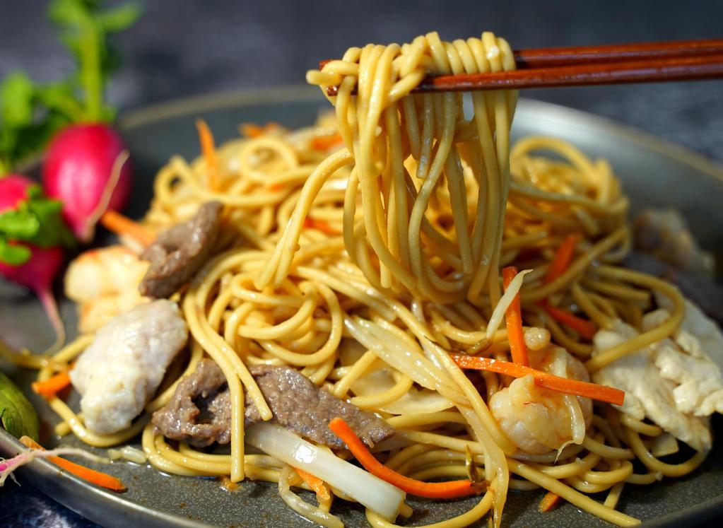 House Lo Mein · Soft noodles stir fried with meat chicken, pork, beef, shrimp and vegetables onion, peas and carrots and bean sprouts in brown sauce.