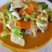 43. Noodle Curry · Steamed rice noodle tn red curry sauce with broccoli, carrots and cabbage. Spicy.