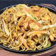 Shrimp Chow Mein · Tallarines chinos con camarones.
