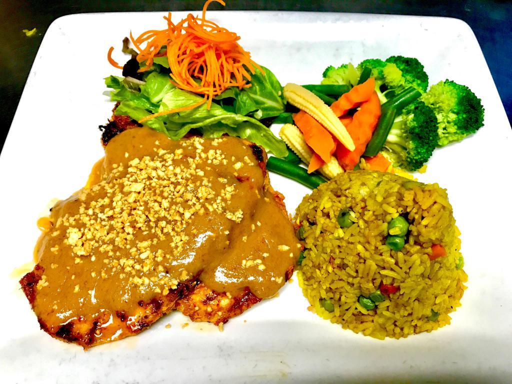 King Chicken · Grilled marinated chicken breast with special peanut sauce and curry rice.