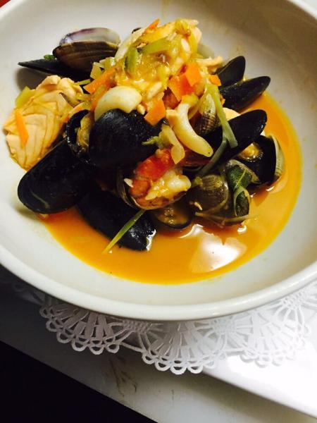 Spicy Cioppino del Mar · Fresh salmon, whole clams, fresh mussels and jumbo shrimp in our homemade zesty marinara sauce.