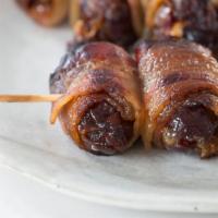 Dátiles con Beicon · Dates stuffed with almonds and Valdeón blue cheese, wrapped in bacon