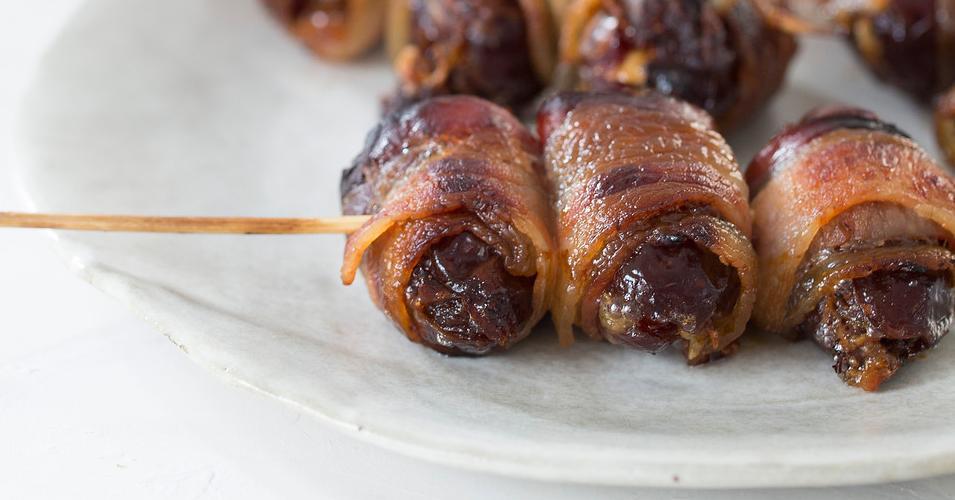 Dátiles con Beicon · Dates stuffed with almonds and Valdeón blue cheese, wrapped in bacon