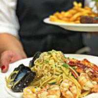 Linguine in garlic sauce · Linguine, Lobster, shrimp, and mussels tossed with a Garlic sauce