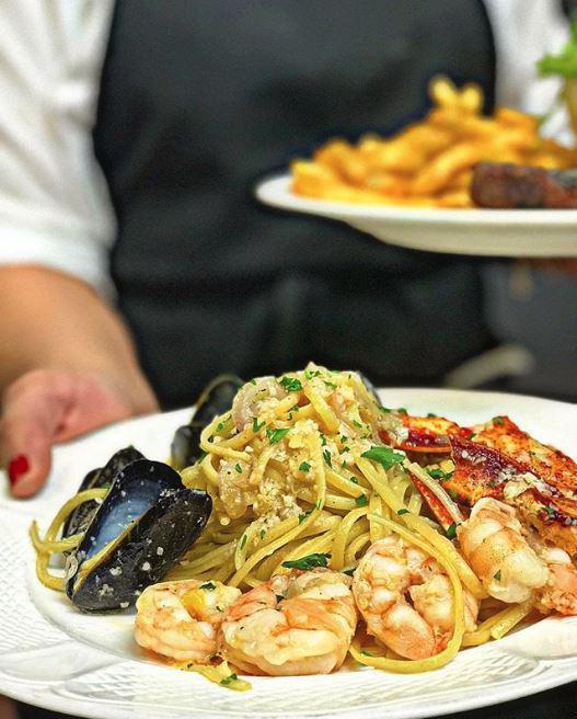 Linguine in garlic sauce · Linguine, Lobster, shrimp, and mussels tossed with a Garlic sauce