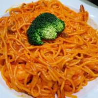 Espaghetti con Camarones · Spaghetti with shrimp.