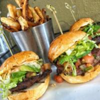 Skirtsteak Slider · 3 skirtsteak slider , served with pico de gallo and avocado firecracker salad
And fries