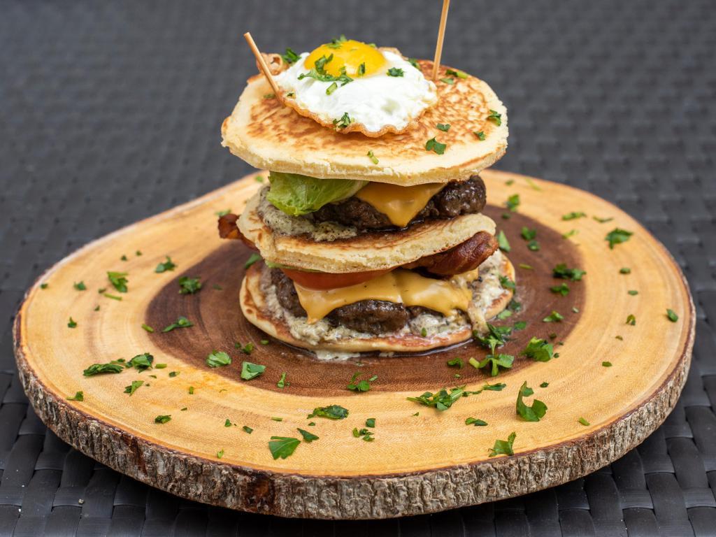 Pancakes Burger · 2 beef patties, 3 pancakes, a lot of cheddar and sunny side up egg.