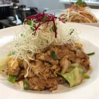 Kua Kai · Stir-fried chicken with rice noodles, egg, onion, ​and lettuce.