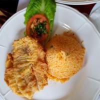 Filete de Pescado · Lightly fried fish filet served with salad and white or yellow rice.