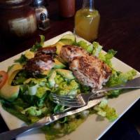 Grilled Salmon Salad · Ensalada de salmon a la parrilla.