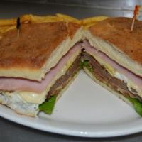Sandwich de Milanesa Completo · Breaded chicken or steak, ham, cheese, egg, lettuce and tomatoes. Served with fries.