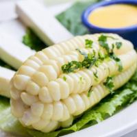 Choclo Peruano con Queso · Peruvian corn with cheese. 