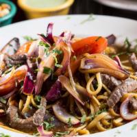 Tallarin Saltado de Carne · Spaghetti with chunks of beef, onions and tomatoes.
