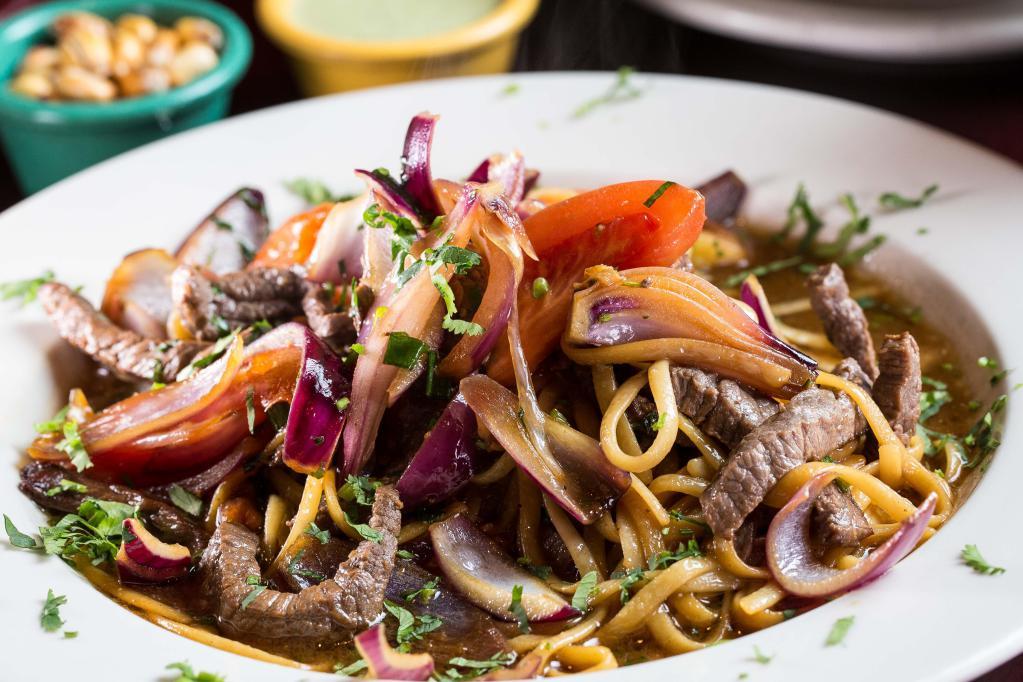 Tallarin Saltado de Carne · Spaghetti with chunks of beef, onions and tomatoes.