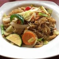 Pad Woonsen (Stir Fried Vermicelli) · glass noodle, mushroom, carrot, zucchini, white onion, green onion, bell peppers, napa cabba...