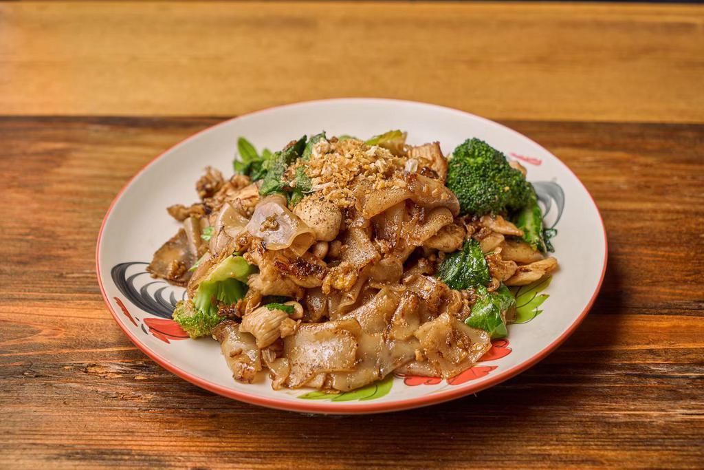 🥈Guay Tiew Pad Sei Eiw  · Wok-fried flat noodles with egg, soy sauce and broccoli.