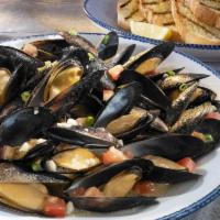 White Wine And Roasted-garlic Mussels · Roasted tomatoes and green onions. Served with grilled artisan bread.
880 Cal