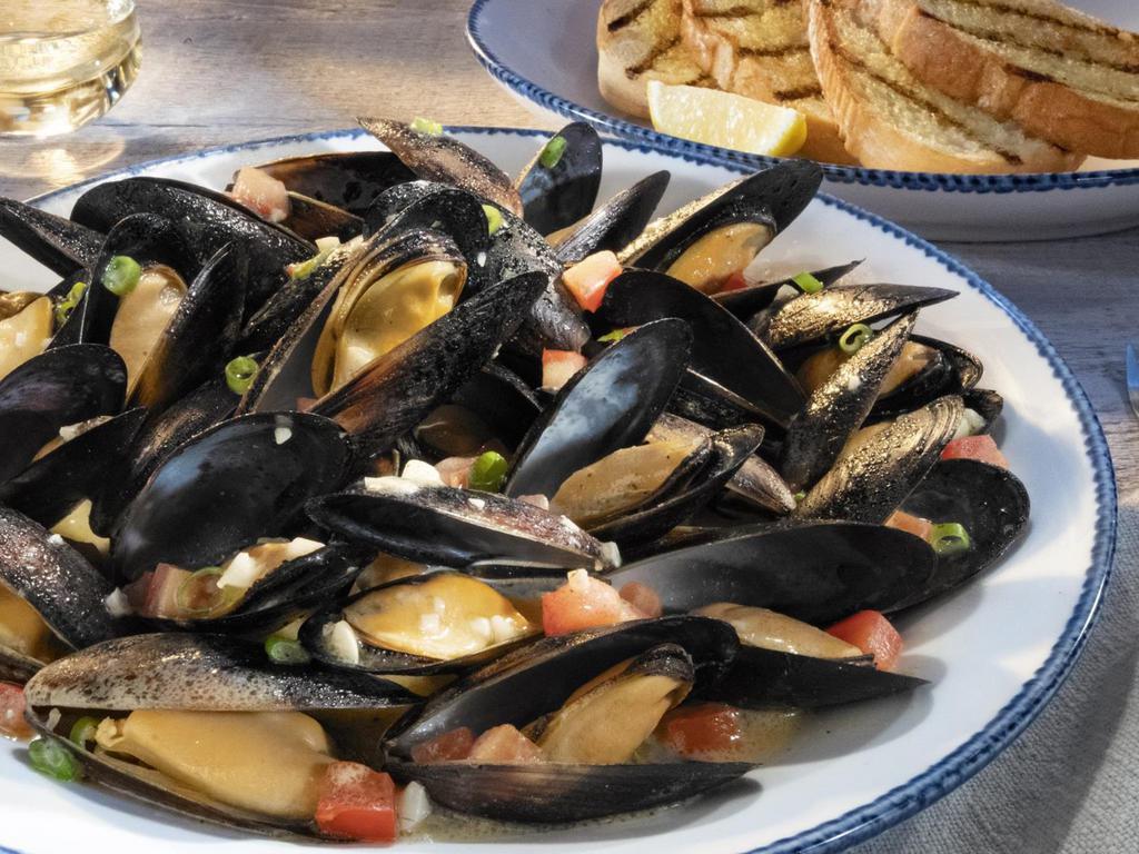 White Wine And Roasted-garlic Mussels · Roasted tomatoes and green onions. Served with grilled artisan bread.
880 Cal