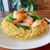 132. Mi Xao Don Ño Bien · Crispy egg noodles with sauteed shrimp, scallop, fish ball, squid, beansprout scallion, onio...