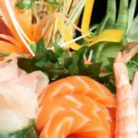 Sashimi Regular · 3 tuna, 2 salmon, 3 yellow tail, 2 red snappers, 1 shrimp, 1 crab.