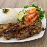 Com Ga Ro Ti · Grilled boneless chicken thighs with steamed rice and vegetables.