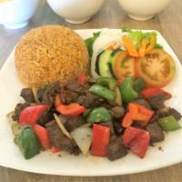 Com Chien Bo Luc Lac · Stir-fried filet mignon beef cubes with fried rice and vegetables.
