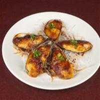 MUSSELS DYNAMITE · green mussels topped with spicy mayo, eel sauce and green onions (5 pieces).