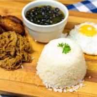 Pabellon Criollo · Carne Mechada, arroz, frijoles negros, plátanos maduros y huevo frito.