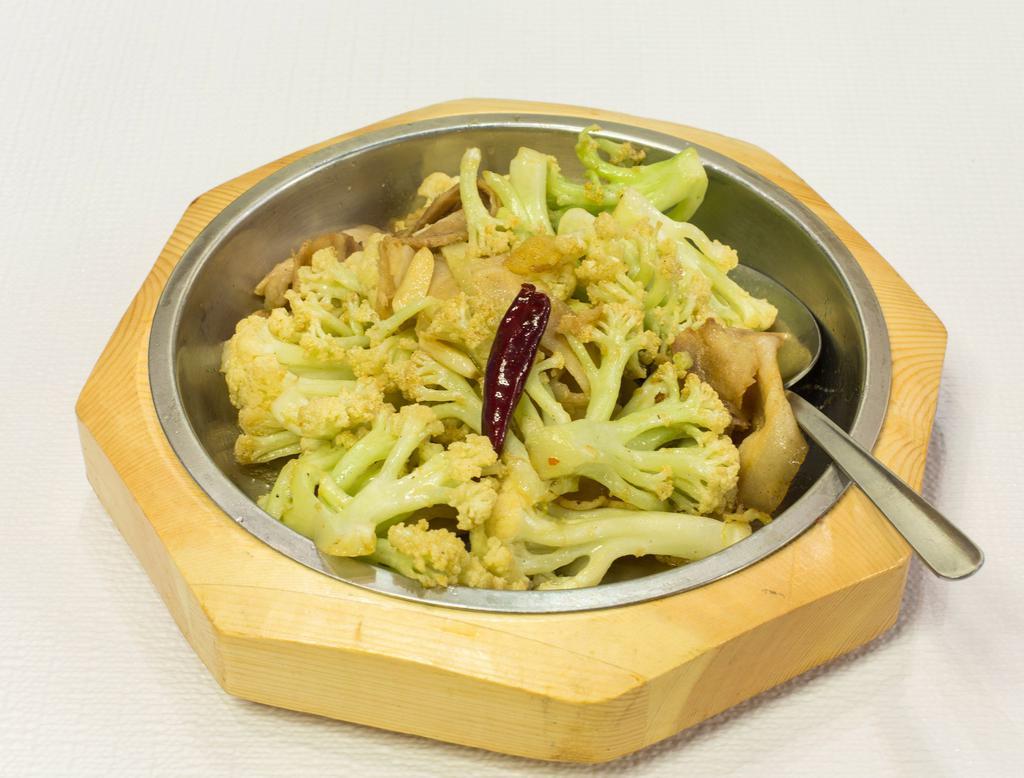 J8.  Spicy Cauliflower with Porkin Hunan Style大盆花菜 · 