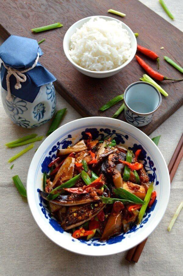 Pad Eggplant   · Thai style eggplants sauteed with sweet chili paste, onions, bell peppers, scallions and Thai basil.